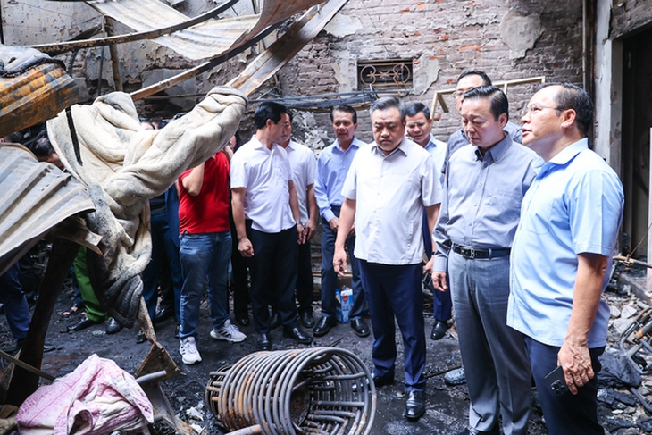 Phó Thủ tướng Trần Hồng Hà tới hiện trường chỉ đạo khắc phục hậu quả vụ cháy tại Trung Kính- Ảnh 1. Phó Thủ tướng Trần Hồng Hà tới hiện trường chỉ đạo khắc phục hậu quả vụ cháy tại Trung Kính- Ảnh 1.