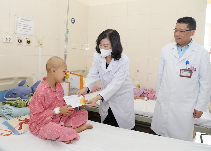 Bộ trưởng Bộ Y tế Đào Hồng Lan tặng quà, động viên trẻ đang điều trị tại Bệnh viện K- Ảnh 1. Bộ trưởng Bộ Y tế Đào Hồng Lan tặng quà, động viên trẻ đang điều trị tại Bệnh viện K- Ảnh 1.