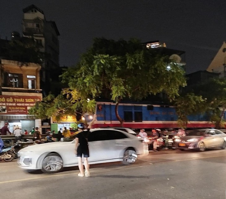 Va chạm với tàu hỏa, 1 xe máy bị cán bẹp trên đường ray- Ảnh 2.