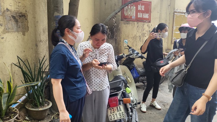 Đồng nghiệp của nạn nhân vụ cháy nhà trọ ở Trung Kính: 'Phải nói với mẹ em ấy thế nào đây?'- Ảnh 1. Đồng nghiệp của nạn nhân vụ cháy nhà trọ ở Trung Kính: 'Phải nói với mẹ em ấy thế nào đây?'- Ảnh 1.