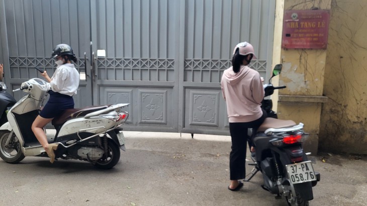 Đồng nghiệp của nạn nhân vụ cháy nhà trọ ở Trung Kính: 'Phải nói với mẹ em ấy thế nào đây?'- Ảnh 2. Đồng nghiệp của nạn nhân vụ cháy nhà trọ ở Trung Kính: 'Phải nói với mẹ em ấy thế nào đây?'- Ảnh 2.