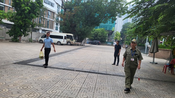 Đồng nghiệp của nạn nhân vụ cháy nhà trọ ở Trung Kính: 'Phải nói với mẹ em ấy thế nào đây?'- Ảnh 5. Đồng nghiệp của nạn nhân vụ cháy nhà trọ ở Trung Kính: 'Phải nói với mẹ em ấy thế nào đây?'- Ảnh 5.