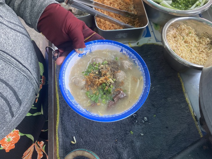 Người mẹ một tay và gánh cháo nuôi con gái học ĐH Y dược TPHCM- Ảnh 2. Người mẹ một tay và gánh cháo nuôi con gái học ĐH Y dược TPHCM- Ảnh 2.