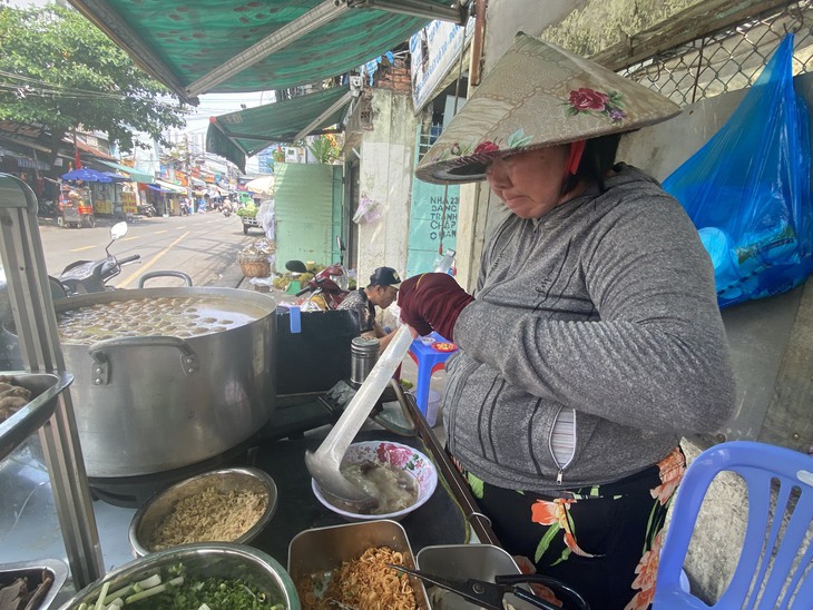 Người mẹ một tay và gánh cháo nuôi con gái học ĐH Y dược TPHCM- Ảnh 4. Người mẹ một tay và gánh cháo nuôi con gái học ĐH Y dược TPHCM- Ảnh 4.