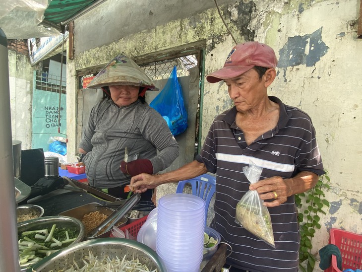 Người mẹ một tay và gánh cháo nuôi con gái học ĐH Y dược TPHCM- Ảnh 3. Người mẹ một tay và gánh cháo nuôi con gái học ĐH Y dược TPHCM- Ảnh 3.