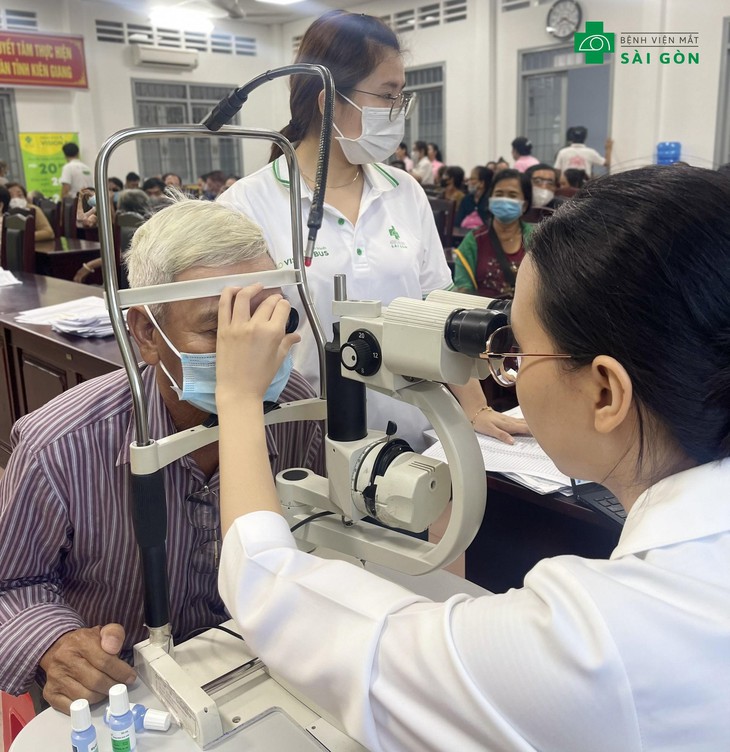 Bệnh viện Đa khoa Mắt Sài Gòn phẫu thuật mắt từ thiện cho gần 100 người dân tại Phú Quốc- Ảnh 2. Bệnh viện Đa khoa Mắt Sài Gòn phẫu thuật mắt từ thiện cho gần 100 người dân tại Phú Quốc- Ảnh 2.