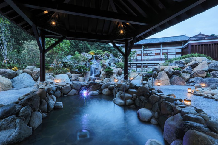 Trải nghiệm "chill phết" khi đi xe bus miễn phí đến Yoko Onsen Quang Hanh- Ảnh 1.