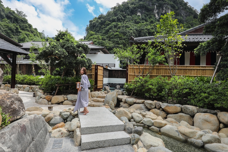 Trải nghiệm "chill phết" khi đi xe bus miễn phí đến Yoko Onsen Quang Hanh- Ảnh 2.