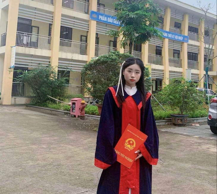 Ôn thi vào lớp 10, phụ huynh 'nín thở' hồi hộp cùng con- Ảnh 1.