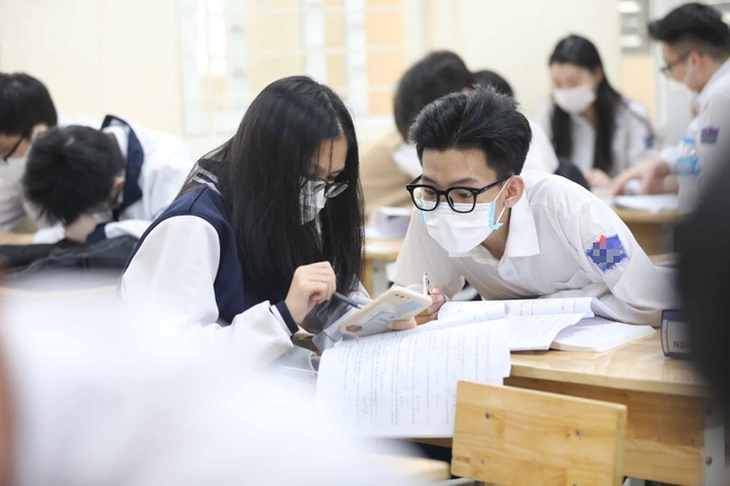Ôn thi vào lớp 10, phụ huynh 'nín thở' hồi hộp cùng con- Ảnh 2.