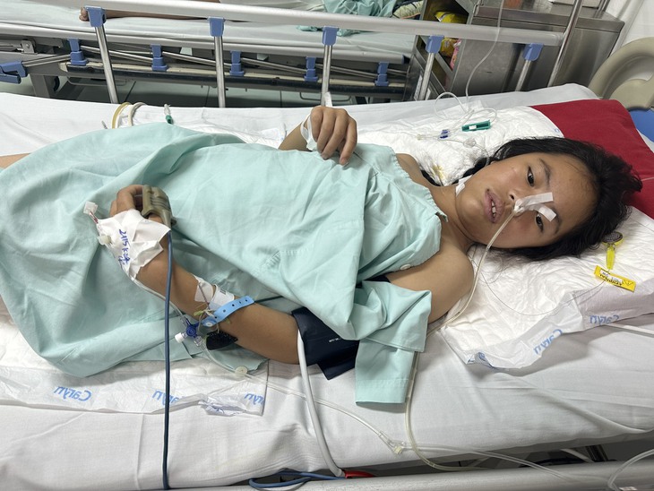 Hai anh em người H’Mông vào viện trong nguy kịch cần giúp đỡ- Ảnh 1. Hai anh em người H’Mông vào viện trong nguy kịch cần giúp đỡ- Ảnh 1.