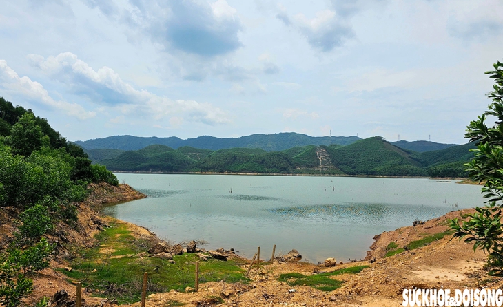 Ngang nhiên ủi đất mở đường, hồ thuỷ lợi Khe Ngang bị đe doạ- Ảnh 1.