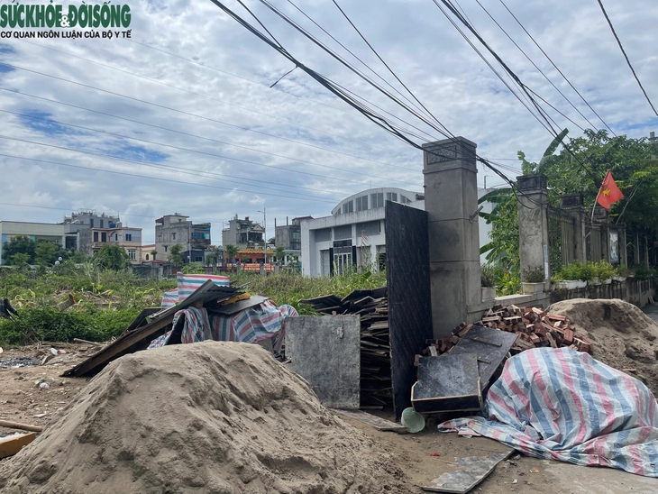 Hà Nội: Chợ dân sinh Xuân Phương bỏ hoang gần 10 năm, cỏ mọc um tùm- Ảnh 6.