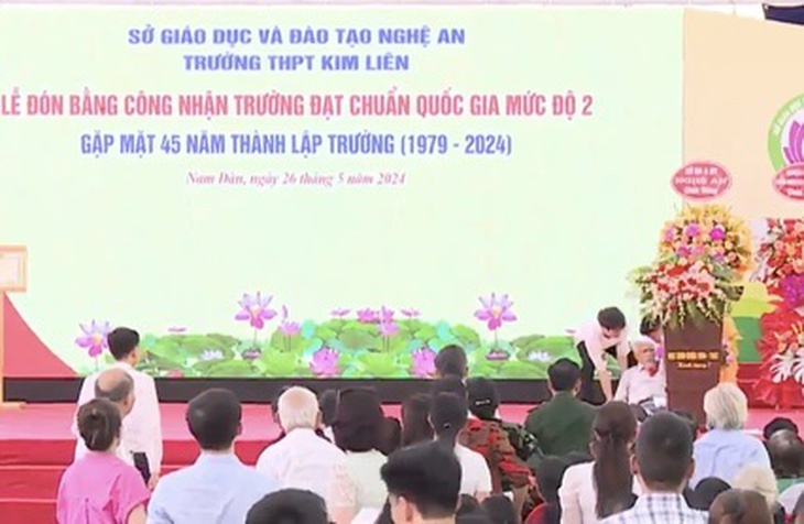 Nguyên hiệu trưởng bị đột quỵ khi đang phát biểu kỷ niệm thành lập trường- Ảnh 1. Nguyên hiệu trưởng bị đột quỵ khi đang phát biểu kỷ niệm thành lập trường- Ảnh 1.