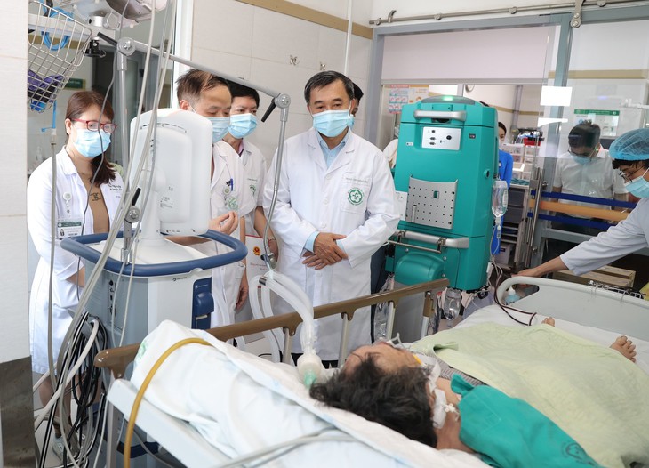 Thứ trưởng Trần Văn Thuấn thăm bệnh nhân vụ cháy nhà trọ phố Trung Kính- Ảnh 1.