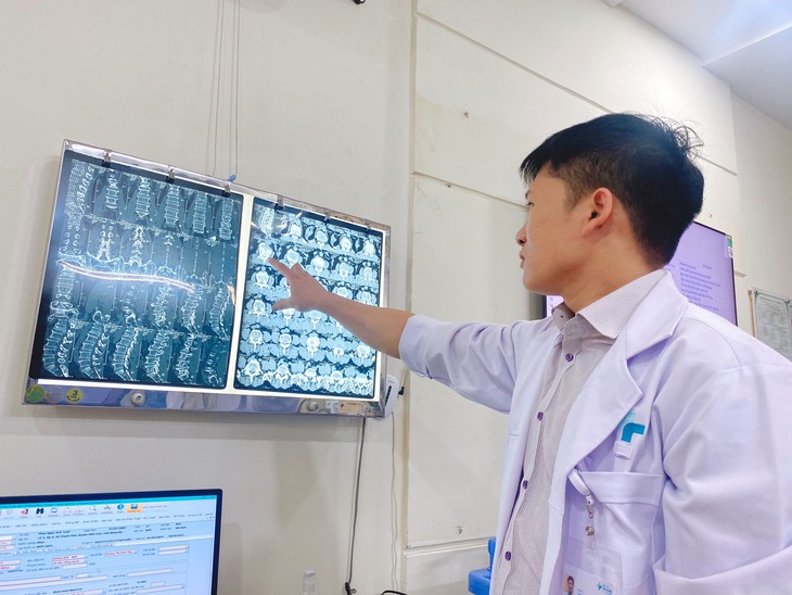 Phẫu thuật bắt vít qua da điều trị chấn thương cột sống cho người bệnh bị tai nạn sinh hoạt- Ảnh 1.