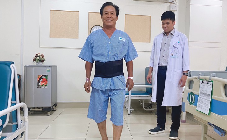 Phẫu thuật bắt vít qua da điều trị chấn thương cột sống cho người bệnh bị tai nạn sinh hoạt- Ảnh 2.