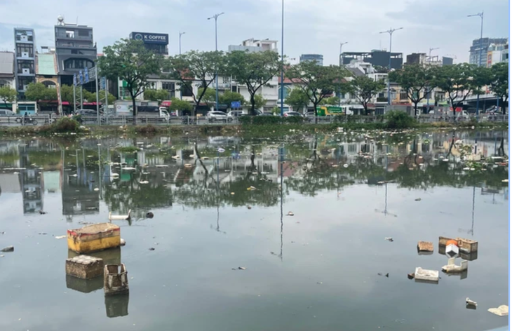 Sau mưa, kênh rạch ở TPHCM ngập rác- Ảnh 8.