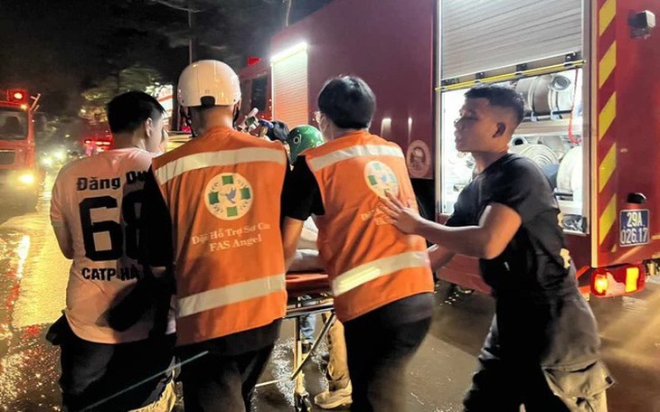 Ủy ban MTTQ Việt Nam phường Trung Hòa tiếp nhận ủng hộ nạn nhân vụ cháy ở phố Trung Kính