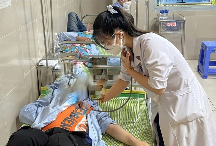 Tin mới nhất vụ nhiều người nhập viện sau bữa cỗ cưới có tiết canh dê- Ảnh 1.