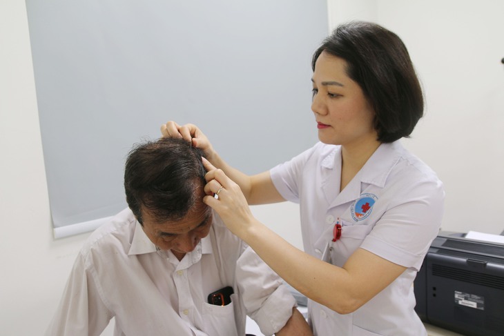 Bác sĩ hướng dẫn 4 cách ngăn ngừa tóc bạc sớm- Ảnh 1. Bác sĩ hướng dẫn 4 cách ngăn ngừa tóc bạc sớm- Ảnh 1.
