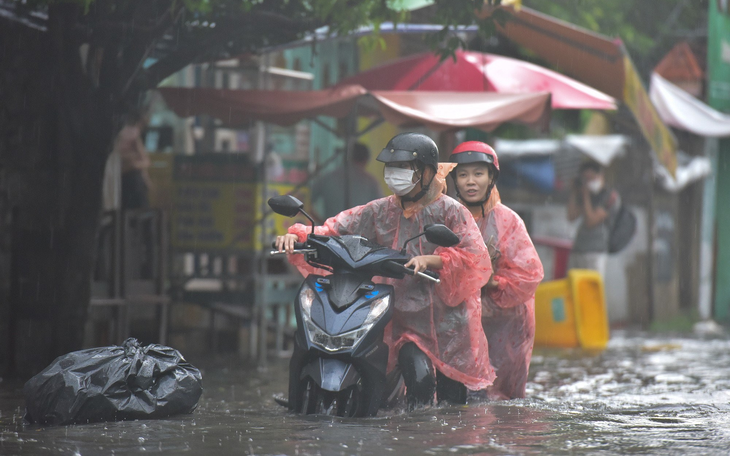 Từ Bắc vào Nam ngày oi nóng, chiều tối hứng chịu những trận mưa dông rất to
