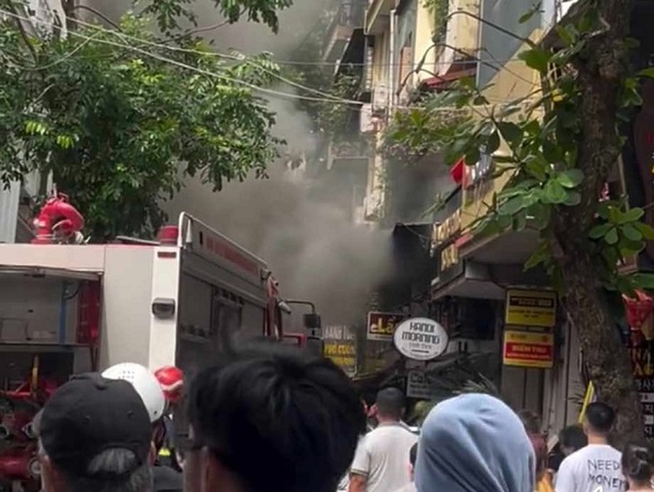 Khói đen dày đặc, bốc cao nghi ngút tại khu phố cổ Hàng Hành khiến nhiều người hoảng hốt- Ảnh 1.