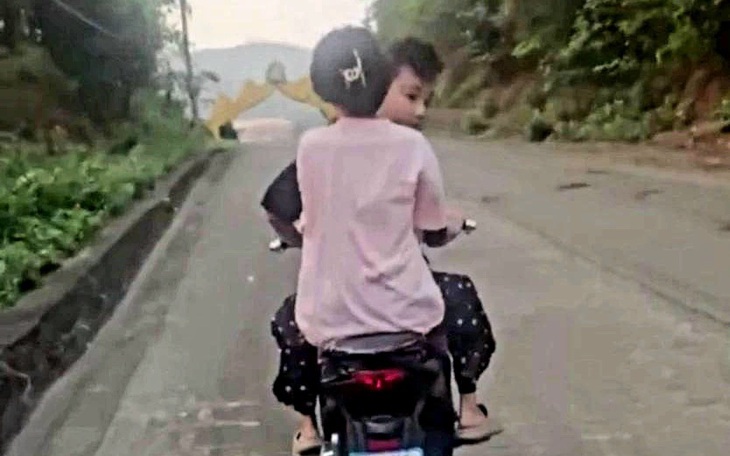 Lái xe mô tô đánh võng trước đoàn xe đặc chủng, một thiếu niên bị xử phạt