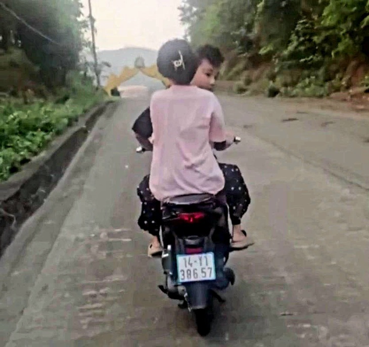 Lái xe mô tô đánh võng trước đoàn xe đặc chủng, một thiếu niên bị xử phạt- Ảnh 1. Lái xe mô tô đánh võng trước đoàn xe đặc chủng, một thiếu niên bị xử phạt- Ảnh 1.