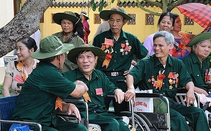 Trình Chủ tịch nước tặng quà cho người có công dịp kỷ niệm 77 năm Ngày Thương binh – Liệt sĩ