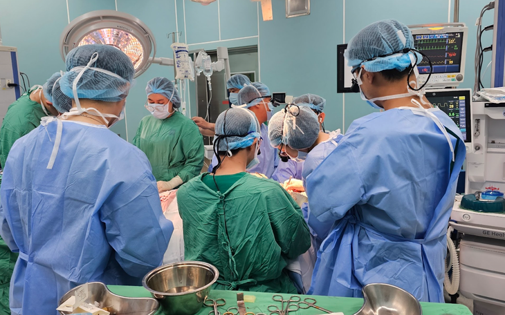 11 giờ phẫu thuật vi phẫu cứu nam thanh niên bị bỏng nặng gây biến dạng cơ thể
