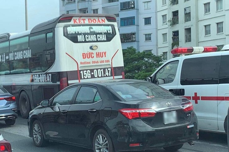 Phẫn nộ xe khách ‘cướp’ làn dừng khẩn cấp, chặn đầu xe cứu thương trên Vành đai 3- Ảnh 1.