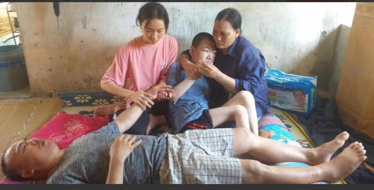 Trao tiền bạn đọc đến gia cảnh 'cha mất sức lao động sau tai nạn, con trai nằm liệt vì bị teo não'- Ảnh 2. Trao tiền bạn đọc đến gia cảnh 'cha mất sức lao động sau tai nạn, con trai nằm liệt vì bị teo não'- Ảnh 2.