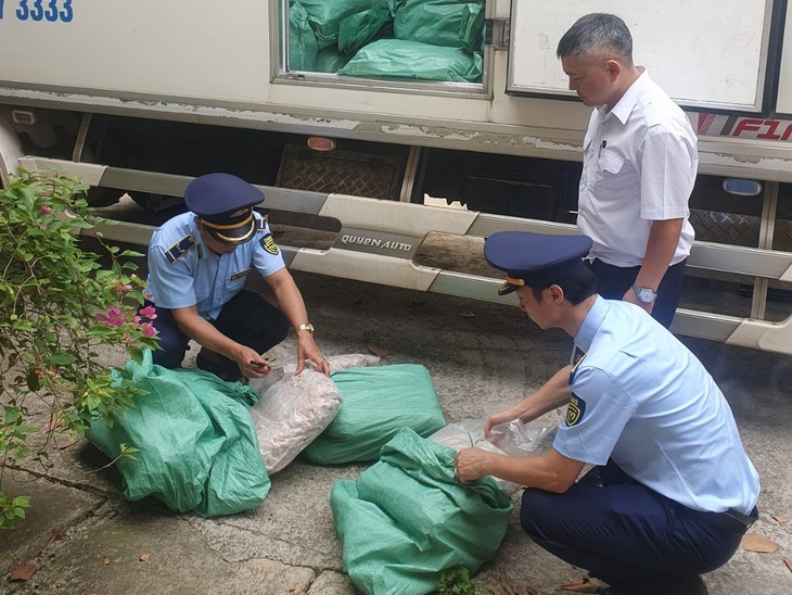 Phát hiện 7 tấn chân gà, móng giò không rõ nguồn gốc đang trong quá trình phân hủy- Ảnh 2.