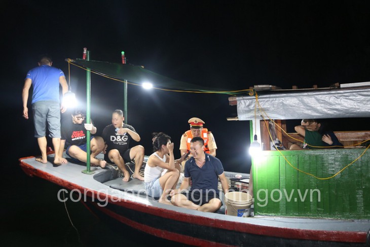 Xử lý nghiêm các tour du lịch trái phép trên vịnh Hạ Long- Ảnh 1.