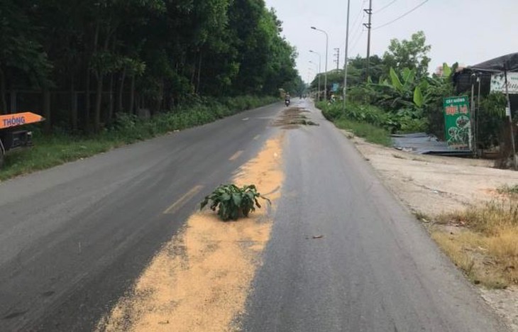 Truy tìm phương tiện gây ra vệt dầu loang kéo dài khoảng 3km trên đường- Ảnh 2. Truy tìm phương tiện gây ra vệt dầu loang kéo dài khoảng 3km trên đường- Ảnh 2.
