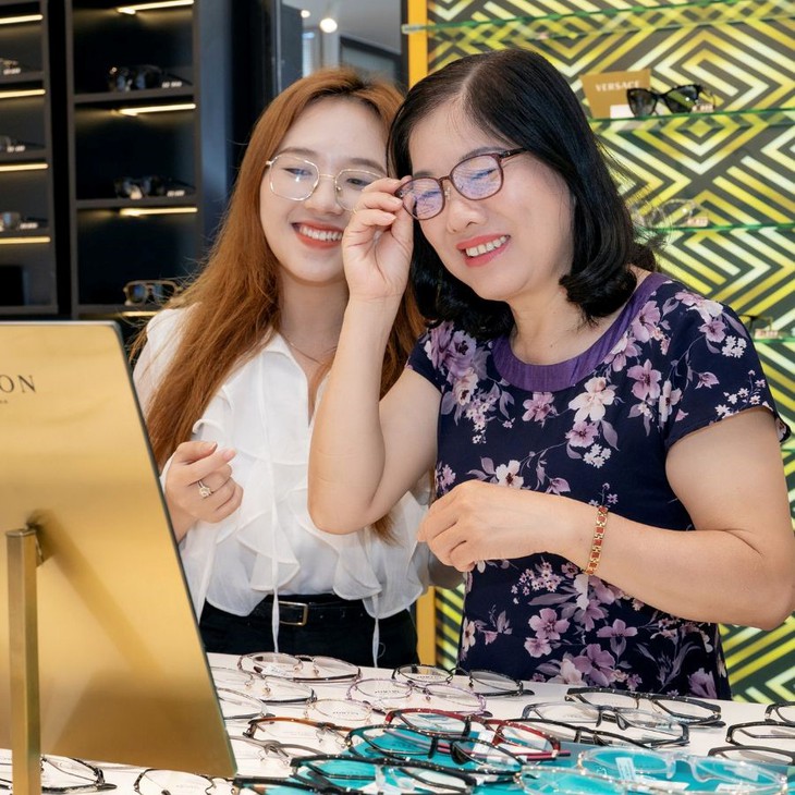 Bị choáng khi đeo kính mới: Kinh nghiệm cắt kính cận phù hợp- Ảnh 3. Bị choáng khi đeo kính mới: Kinh nghiệm cắt kính cận phù hợp- Ảnh 3.