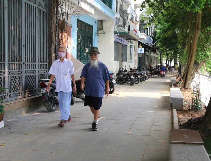 Thời điểm tốt nhất để đi bộ với người cao tuổi- Ảnh 1. Thời điểm tốt nhất để đi bộ với người cao tuổi- Ảnh 1.