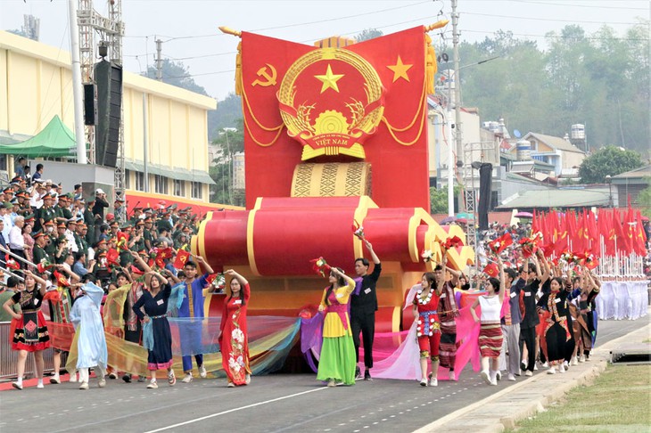 Hơn 12.000 người tham gia chương trình Sơ duyệt Lễ kỷ niệm 70 năm Chiến thắng Điện Biên Phủ- Ảnh 1.