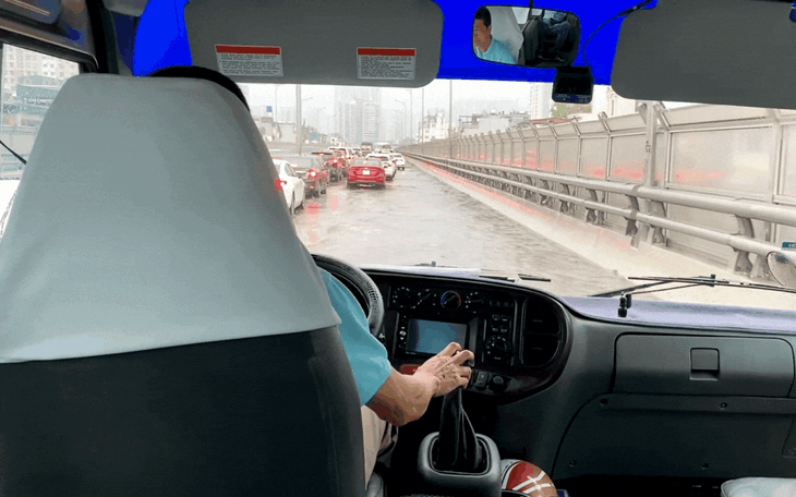 Video đường vành đai 2 trị giá nghìn tỷ bỗng thành sông chỉ sau 1 trận mưa