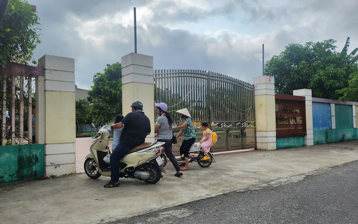 Vụ bé 5 tuổi bị bỏ quên trên ô tô ở Thái Bình: Cháu ngồi hàng ghế đầu sao họ lại không biết?