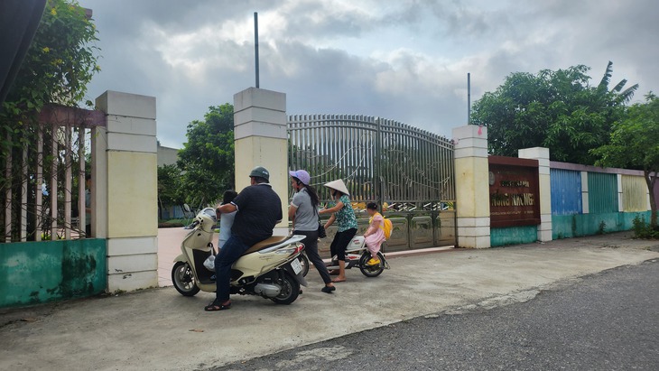 Vụ bé 5 tuổi tử vong trong ô tô ở Thái Bình: Giáo viên thấy thiếu học sinh nhưng không báo gia đình- Ảnh 2. Vụ bé 5 tuổi tử vong trong ô tô ở Thái Bình: Giáo viên thấy thiếu học sinh nhưng không báo gia đình- Ảnh 2.