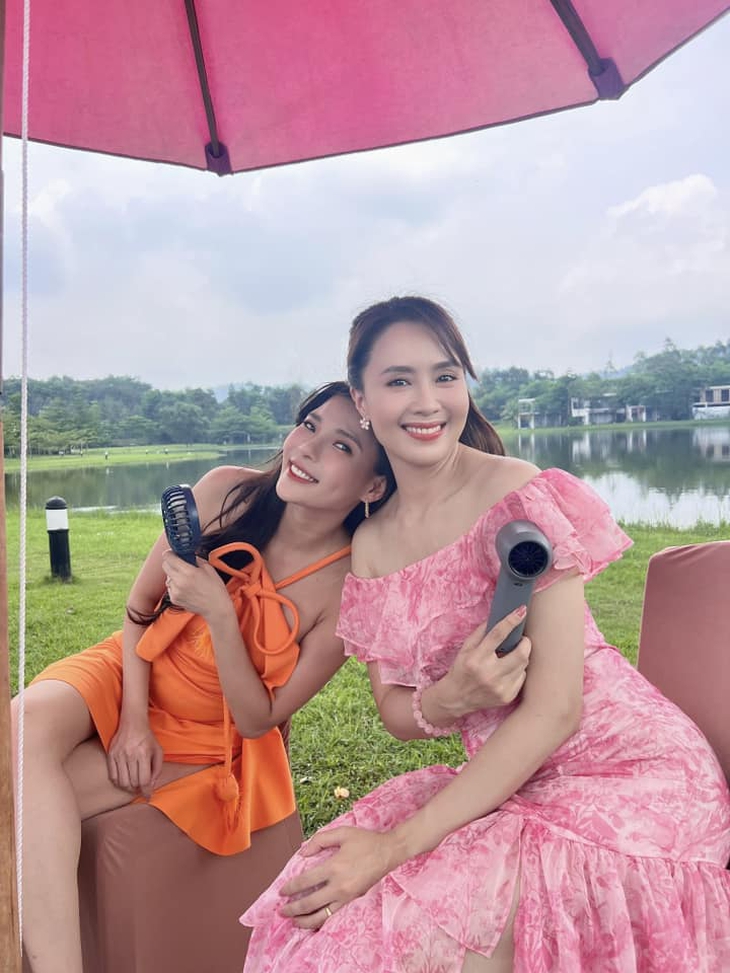 Hình ảnh Thúy Diễm, Hồng Diễm cực đáng yêu sau hậu trường 'Trạm cứu hộ trái tim'- Ảnh 3. Hình ảnh Thúy Diễm, Hồng Diễm cực đáng yêu sau hậu trường 'Trạm cứu hộ trái tim'- Ảnh 3.
