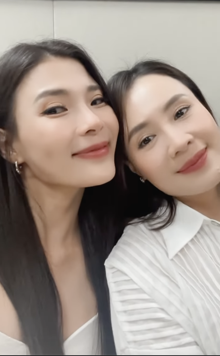 Hình ảnh Thúy Diễm, Hồng Diễm cực đáng yêu sau hậu trường 'Trạm cứu hộ trái tim'- Ảnh 2. Hình ảnh Thúy Diễm, Hồng Diễm cực đáng yêu sau hậu trường 'Trạm cứu hộ trái tim'- Ảnh 2.