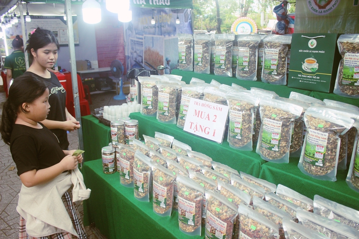 Hơn 100 đặc sản ba miền 'hội tụ' bên bờ biển Nha Trang- Ảnh 3.