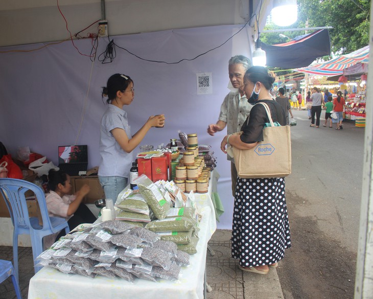 Hơn 100 đặc sản ba miền 'hội tụ' bên bờ biển Nha Trang- Ảnh 6.
