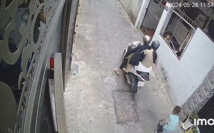 Video đôi nam nữ cướp điện thoại của bé trai 7 tuổi đang đi đường