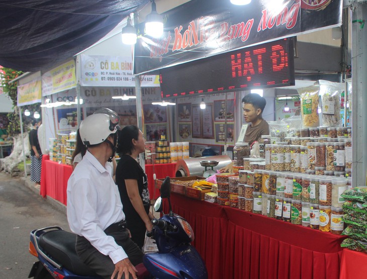 Hơn 100 đặc sản ba miền 'hội tụ' bên bờ biển Nha Trang- Ảnh 1.