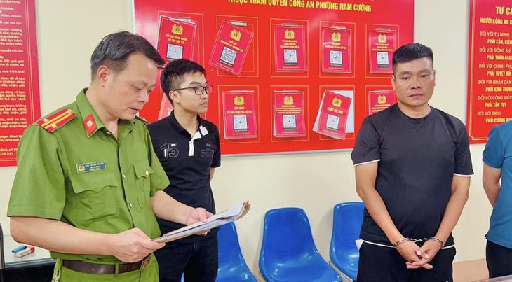 Tạm giữ người đàn ông thu 'tiền bãi, tiền cổng' của nhiều lái xe tại cửa khẩu Lào Cai- Ảnh 2. Tạm giữ người đàn ông thu 'tiền bãi, tiền cổng' của nhiều lái xe tại cửa khẩu Lào Cai- Ảnh 2.