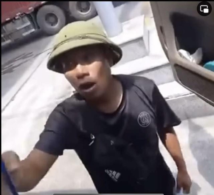 Tạm giữ người đàn ông thu 'tiền bãi, tiền cổng' của nhiều lái xe tại cửa khẩu Lào Cai- Ảnh 1. Tạm giữ người đàn ông thu 'tiền bãi, tiền cổng' của nhiều lái xe tại cửa khẩu Lào Cai- Ảnh 1.